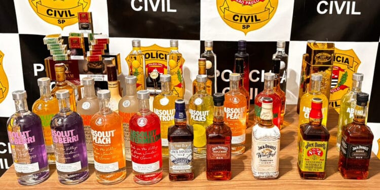 Adega é lacrada em São Sebastião e polícia apreende bebidas com indícios de irregularidade