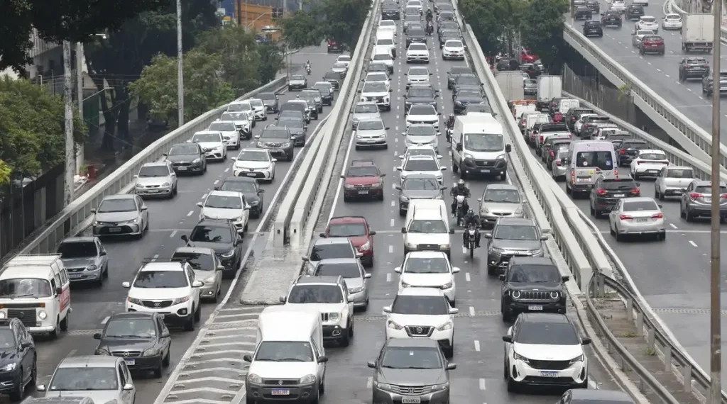 Para licenciar um veículo registrado em São Paulo, é preciso antes quitar eventuais multas de trânsito, além do IPVA