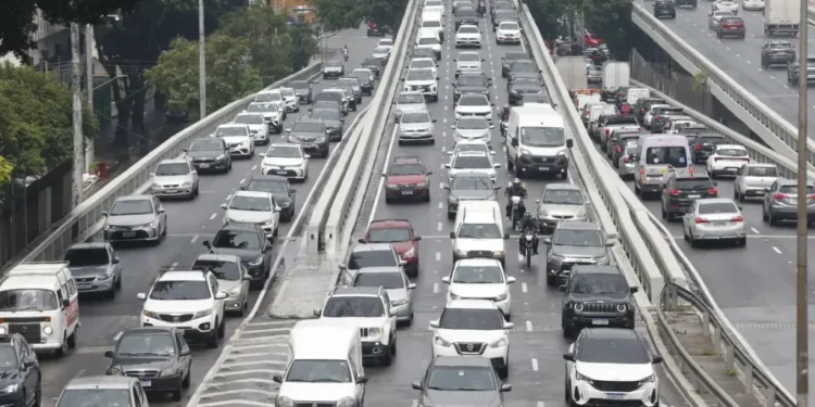 Para licenciar um veículo registrado em São Paulo, é preciso antes quitar eventuais multas de trânsito, além do IPVA