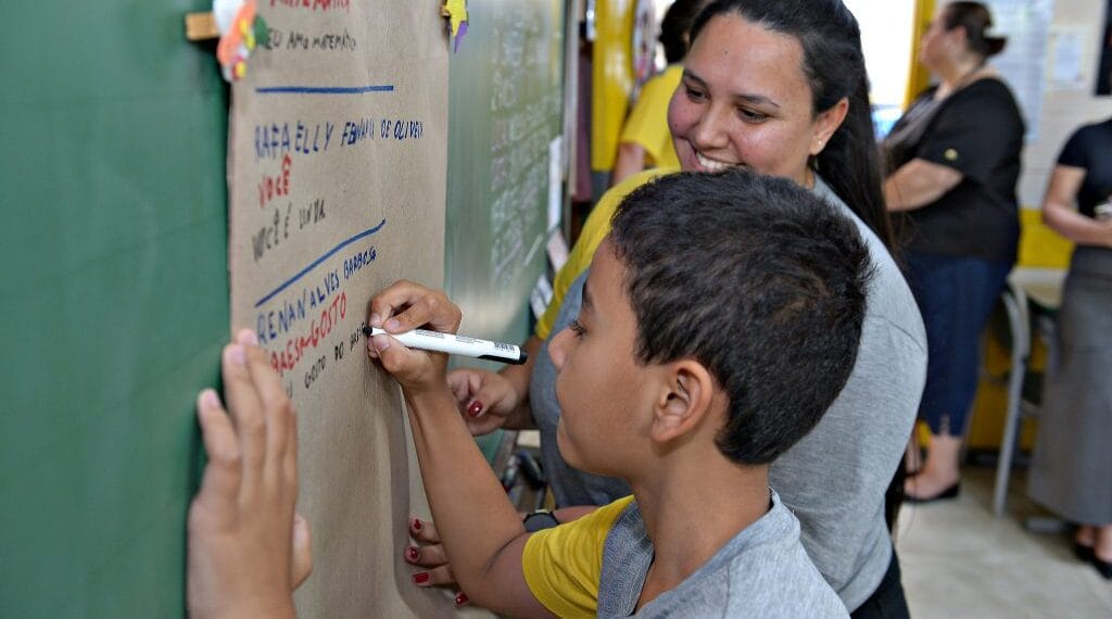 No estado, a avaliação final de 2025 foi aplicada a 432,3 mil alunos do 2º ano do Ensino Fundamental de escolas estaduais e municipais, sendo 330,5 mil considerados alunos leitores