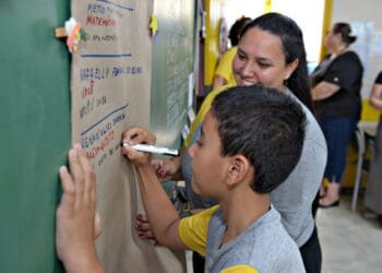 No estado, a avaliação final de 2025 foi aplicada a 432,3 mil alunos do 2º ano do Ensino Fundamental de escolas estaduais e municipais, sendo 330,5 mil considerados alunos leitores