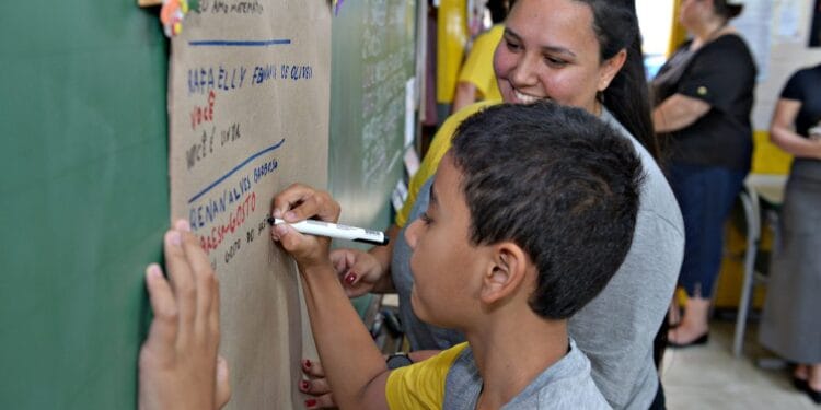 No estado, a avaliação final de 2025 foi aplicada a 432,3 mil alunos do 2º ano do Ensino Fundamental de escolas estaduais e municipais, sendo 330,5 mil considerados alunos leitores