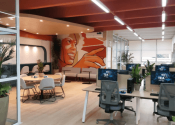 O espaço conta com 18 estações de trabalho — oito com computadores e dez para uso com equipamentos próprios