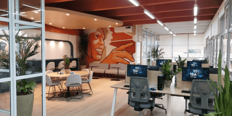 O espaço conta com 18 estações de trabalho — oito com computadores e dez para uso com equipamentos próprios