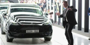 Tesla perde liderança global dos carros elétricos para a BYD após queda nas vendas