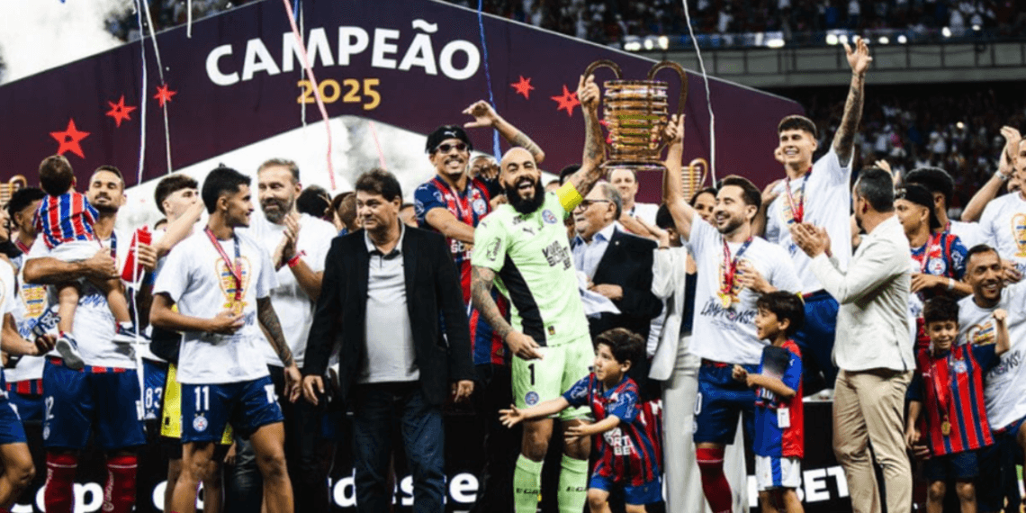 Jogadores do Bahia erguem o troféu da Copa do Nordeste 2025 - Letícia Martins / Bahia