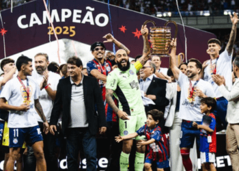 Jogadores do Bahia erguem o troféu da Copa do Nordeste 2025 - Letícia Martins / Bahia