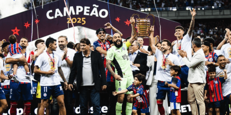 Jogadores do Bahia erguem o troféu da Copa do Nordeste 2025 - Letícia Martins / Bahia