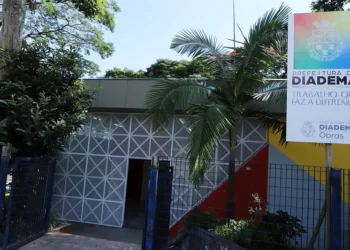 Se você mora em Diadema e está passando por uma situação de vulnerabilidade social, precisa se inscrever no Cadastro Único ou quer entender quais benefícios assistenciais pode acessar, o CRAS Diadema é o lugar certo para buscar orientação e apoio. O serviço é gratuito, acessível e está presente em diferentes regiões da cidade para atender a população de forma próxima e humanizada. Neste artigo, você vai encontrar tudo o que precisa saber sobre o CRAS Diadema: o que é, para quem é destinado, quais documentos levar, como funciona o atendimento e onde ficam as 4 unidades do município. O Que É o CRAS Diadema? O CRAS Diadema — Centro de Referência de Assistência Social — é uma unidade pública municipal localizada em áreas com maiores índices de vulnerabilidade e risco social. Sua missão é prestar serviços e programas socioassistenciais de proteção social básica às famílias e indivíduos do município. Enquanto porta de entrada do Sistema Único de Assistência Social (SUAS), o CRAS Diadema atua diretamente nos territórios onde a necessidade é maior, garantindo que as famílias em situação de pobreza, privação ou fragilização de vínculos tenham acesso a direitos fundamentais e ao suporte necessário para superar suas vulnerabilidades. O atendimento no CRAS Diadema é totalmente gratuito. Não há qualquer cobrança pela prestação dos serviços oferecidos. Para Quem é o CRAS Diadema? O CRAS Diadema é destinado a famílias e indivíduos que se encontram em situação de vulnerabilidade social decorrente de: Pobreza, privação ou ausência de renda Acesso precário ou nulo aos serviços públicos Vínculos familiares, comunitários e de pertencimento fragilizados Situações de discriminação etária, étnica, de gênero ou por deficiências Qualquer morador de Diadema que se identifique com essas condições pode buscar atendimento. Para o primeiro contato — chamado de plantão social — não é necessário apresentar nenhuma documentação específica. Basta comparecer à unidade mais próxima da sua residência. Como Funciona o Atendimento no CRAS Diadema? O primeiro atendimento no CRAS Diadema ocorre no plantão social, realizado de segunda a sexta-feira, das 9h às 13h. Nesse momento, o munícipe é recebido por um profissional da equipe técnica que escuta suas demandas, identifica suas necessidades e orienta sobre os serviços, programas e benefícios disponíveis. Após esse primeiro contato e encaminhamento, o cidadão poderá ser incluído em serviços continuados, como o PAIF — Serviço de Proteção e Atendimento Integral à Família, que realiza o acompanhamento social das famílias de forma sistemática e personalizada. O atendimento no CRAS Diadema é sigiloso, humanizado e realizado sem julgamentos. O objetivo é sempre garantir que as pessoas conheçam seus direitos e consigam acessá-los da forma mais simples possível. Documentos Necessários para o Atendimento Para o primeiro atendimento no CRAS Diadema, não é necessário apresentar nenhum documento específico. Basta comparecer ao plantão social no horário indicado. Após o encaminhamento, os documentos necessários variam de acordo com a faixa etária: Para maiores de 16 anos: Comprovante de endereço atual Carteira de Trabalho RG CPF Título de Eleitor Para menores de 16 anos: Comprovante de endereço atual RG ou Certidão de Nascimento Nome da escola e série que estuda Importante: O responsável deve comparecer com os documentos originais. Não é necessário apresentar cópias (xerox). O atendimento no CRAS Diadema é gratuito e não exige nenhum tipo de pagamento em nenhuma etapa do processo. Quais Serviços o CRAS Diadema Oferece? O CRAS Diadema concentra um conjunto amplo de serviços voltados à proteção social básica da população. Entre as principais ofertas estão: Atendimento e escuta social: acolhimento das demandas dos munícipes com equipe técnica qualificada. Orientação sobre benefícios assistenciais: informações sobre Bolsa Família, BPC (Benefício de Prestação Continuada), auxílios eventuais e outros programas sociais. Inscrição e atualização no Cadastro Único (CadÚnico): porta de acesso a dezenas de programas federais e estaduais. Encaminhamentos para a rede: articulação com serviços de saúde, educação, habitação, trabalho e outros equipamentos socioassistenciais do município. Serviços de Convivência e Fortalecimento de Vínculos (SCFV): grupos de convivência para crianças, adolescentes, jovens e idosos. Visitas domiciliares: para famílias com dificuldade de deslocamento ou que demandam acompanhamento mais próximo. Benefícios eventuais: apoios emergenciais temporários em situações de vulnerabilidade transitória. Endereços das 4 Unidades do CRAS Diadema O município de Diadema conta com 4 unidades do CRAS estrategicamente distribuídas pelas regiões Sul, Centro, Leste e Norte da cidade. Confira os endereços e telefones de cada uma: CRAS Diadema Sul Avenida Nossa Senhora dos Navegantes, 1.090 — Eldorado Telefone: (11) 4049-5400 CRAS Diadema Centro Av. Lico Maia, 256 — Serraria Telefone: (11) 4048-1519 CRAS Diadema Leste Rua Idealópolis, 295 — Naval Telefone: (11) 4069-8035 / (11) 4056-3388 CRAS Diadema Norte Praça Celite, s/nº — Campanário Telefone: (11) 4044-3781 Perguntas Frequentes sobre o CRAS Diadema O atendimento no CRAS Diadema tem algum custo? Não. O atendimento no CRAS Diadema é totalmente gratuito em todas as etapas. Nenhum valor é cobrado para qualquer serviço prestado. Preciso agendar para ser atendido? O primeiro atendimento ocorre no plantão social, sem necessidade de agendamento prévio. Basta comparecer à unidade mais próxima de segunda a sexta-feira, das 9h às 13h. Posso ir a qualquer unidade do CRAS Diadema? O ideal é procurar a unidade de referência do seu bairro ou região. Cada unidade do CRAS Diadema conhece a rede de serviços do seu território, o que facilita os encaminhamentos e o acompanhamento. Em caso de dúvida, entre em contato com qualquer uma das unidades para verificar qual atende a sua área. O CRAS Diadema pode me ajudar a receber o Bolsa Família? Sim. O CRAS Diadema realiza a inscrição e atualização no Cadastro Único, que é o requisito essencial para acesso ao Bolsa Família e a outros programas sociais. Compareça com os documentos de todos os membros da família. Conclusão O CRAS Diadema é um serviço público fundamental para garantir que nenhuma família fique sem orientação, apoio e acesso a direitos sociais básicos. Com 4 unidades espalhadas pelo município e atendimento gratuito, o equipamento está acessível a todos os moradores que se encontrem em situação de vulnerabilidade social. Se você ou alguém que você conhece precisa de apoio, não hesite: vá até o CRAS Diadema mais próximo da sua casa de segunda a sexta, das 9h às 13h. O primeiro passo é simples — e pode fazer toda a diferença. Compartilhe este artigo e ajude mais pessoas a conhecerem seus direitos.