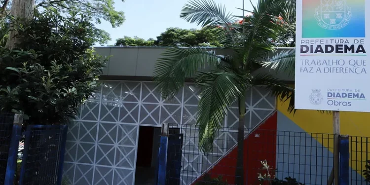 Se você mora em Diadema e está passando por uma situação de vulnerabilidade social, precisa se inscrever no Cadastro Único ou quer entender quais benefícios assistenciais pode acessar, o CRAS Diadema é o lugar certo para buscar orientação e apoio. O serviço é gratuito, acessível e está presente em diferentes regiões da cidade para atender a população de forma próxima e humanizada. Neste artigo, você vai encontrar tudo o que precisa saber sobre o CRAS Diadema: o que é, para quem é destinado, quais documentos levar, como funciona o atendimento e onde ficam as 4 unidades do município. O Que É o CRAS Diadema? O CRAS Diadema — Centro de Referência de Assistência Social — é uma unidade pública municipal localizada em áreas com maiores índices de vulnerabilidade e risco social. Sua missão é prestar serviços e programas socioassistenciais de proteção social básica às famílias e indivíduos do município. Enquanto porta de entrada do Sistema Único de Assistência Social (SUAS), o CRAS Diadema atua diretamente nos territórios onde a necessidade é maior, garantindo que as famílias em situação de pobreza, privação ou fragilização de vínculos tenham acesso a direitos fundamentais e ao suporte necessário para superar suas vulnerabilidades. O atendimento no CRAS Diadema é totalmente gratuito. Não há qualquer cobrança pela prestação dos serviços oferecidos. Para Quem é o CRAS Diadema? O CRAS Diadema é destinado a famílias e indivíduos que se encontram em situação de vulnerabilidade social decorrente de: Pobreza, privação ou ausência de renda Acesso precário ou nulo aos serviços públicos Vínculos familiares, comunitários e de pertencimento fragilizados Situações de discriminação etária, étnica, de gênero ou por deficiências Qualquer morador de Diadema que se identifique com essas condições pode buscar atendimento. Para o primeiro contato — chamado de plantão social — não é necessário apresentar nenhuma documentação específica. Basta comparecer à unidade mais próxima da sua residência. Como Funciona o Atendimento no CRAS Diadema? O primeiro atendimento no CRAS Diadema ocorre no plantão social, realizado de segunda a sexta-feira, das 9h às 13h. Nesse momento, o munícipe é recebido por um profissional da equipe técnica que escuta suas demandas, identifica suas necessidades e orienta sobre os serviços, programas e benefícios disponíveis. Após esse primeiro contato e encaminhamento, o cidadão poderá ser incluído em serviços continuados, como o PAIF — Serviço de Proteção e Atendimento Integral à Família, que realiza o acompanhamento social das famílias de forma sistemática e personalizada. O atendimento no CRAS Diadema é sigiloso, humanizado e realizado sem julgamentos. O objetivo é sempre garantir que as pessoas conheçam seus direitos e consigam acessá-los da forma mais simples possível. Documentos Necessários para o Atendimento Para o primeiro atendimento no CRAS Diadema, não é necessário apresentar nenhum documento específico. Basta comparecer ao plantão social no horário indicado. Após o encaminhamento, os documentos necessários variam de acordo com a faixa etária: Para maiores de 16 anos: Comprovante de endereço atual Carteira de Trabalho RG CPF Título de Eleitor Para menores de 16 anos: Comprovante de endereço atual RG ou Certidão de Nascimento Nome da escola e série que estuda Importante: O responsável deve comparecer com os documentos originais. Não é necessário apresentar cópias (xerox). O atendimento no CRAS Diadema é gratuito e não exige nenhum tipo de pagamento em nenhuma etapa do processo. Quais Serviços o CRAS Diadema Oferece? O CRAS Diadema concentra um conjunto amplo de serviços voltados à proteção social básica da população. Entre as principais ofertas estão: Atendimento e escuta social: acolhimento das demandas dos munícipes com equipe técnica qualificada. Orientação sobre benefícios assistenciais: informações sobre Bolsa Família, BPC (Benefício de Prestação Continuada), auxílios eventuais e outros programas sociais. Inscrição e atualização no Cadastro Único (CadÚnico): porta de acesso a dezenas de programas federais e estaduais. Encaminhamentos para a rede: articulação com serviços de saúde, educação, habitação, trabalho e outros equipamentos socioassistenciais do município. Serviços de Convivência e Fortalecimento de Vínculos (SCFV): grupos de convivência para crianças, adolescentes, jovens e idosos. Visitas domiciliares: para famílias com dificuldade de deslocamento ou que demandam acompanhamento mais próximo. Benefícios eventuais: apoios emergenciais temporários em situações de vulnerabilidade transitória. Endereços das 4 Unidades do CRAS Diadema O município de Diadema conta com 4 unidades do CRAS estrategicamente distribuídas pelas regiões Sul, Centro, Leste e Norte da cidade. Confira os endereços e telefones de cada uma: CRAS Diadema Sul Avenida Nossa Senhora dos Navegantes, 1.090 — Eldorado Telefone: (11) 4049-5400 CRAS Diadema Centro Av. Lico Maia, 256 — Serraria Telefone: (11) 4048-1519 CRAS Diadema Leste Rua Idealópolis, 295 — Naval Telefone: (11) 4069-8035 / (11) 4056-3388 CRAS Diadema Norte Praça Celite, s/nº — Campanário Telefone: (11) 4044-3781 Perguntas Frequentes sobre o CRAS Diadema O atendimento no CRAS Diadema tem algum custo? Não. O atendimento no CRAS Diadema é totalmente gratuito em todas as etapas. Nenhum valor é cobrado para qualquer serviço prestado. Preciso agendar para ser atendido? O primeiro atendimento ocorre no plantão social, sem necessidade de agendamento prévio. Basta comparecer à unidade mais próxima de segunda a sexta-feira, das 9h às 13h. Posso ir a qualquer unidade do CRAS Diadema? O ideal é procurar a unidade de referência do seu bairro ou região. Cada unidade do CRAS Diadema conhece a rede de serviços do seu território, o que facilita os encaminhamentos e o acompanhamento. Em caso de dúvida, entre em contato com qualquer uma das unidades para verificar qual atende a sua área. O CRAS Diadema pode me ajudar a receber o Bolsa Família? Sim. O CRAS Diadema realiza a inscrição e atualização no Cadastro Único, que é o requisito essencial para acesso ao Bolsa Família e a outros programas sociais. Compareça com os documentos de todos os membros da família. Conclusão O CRAS Diadema é um serviço público fundamental para garantir que nenhuma família fique sem orientação, apoio e acesso a direitos sociais básicos. Com 4 unidades espalhadas pelo município e atendimento gratuito, o equipamento está acessível a todos os moradores que se encontrem em situação de vulnerabilidade social. Se você ou alguém que você conhece precisa de apoio, não hesite: vá até o CRAS Diadema mais próximo da sua casa de segunda a sexta, das 9h às 13h. O primeiro passo é simples — e pode fazer toda a diferença. Compartilhe este artigo e ajude mais pessoas a conhecerem seus direitos.