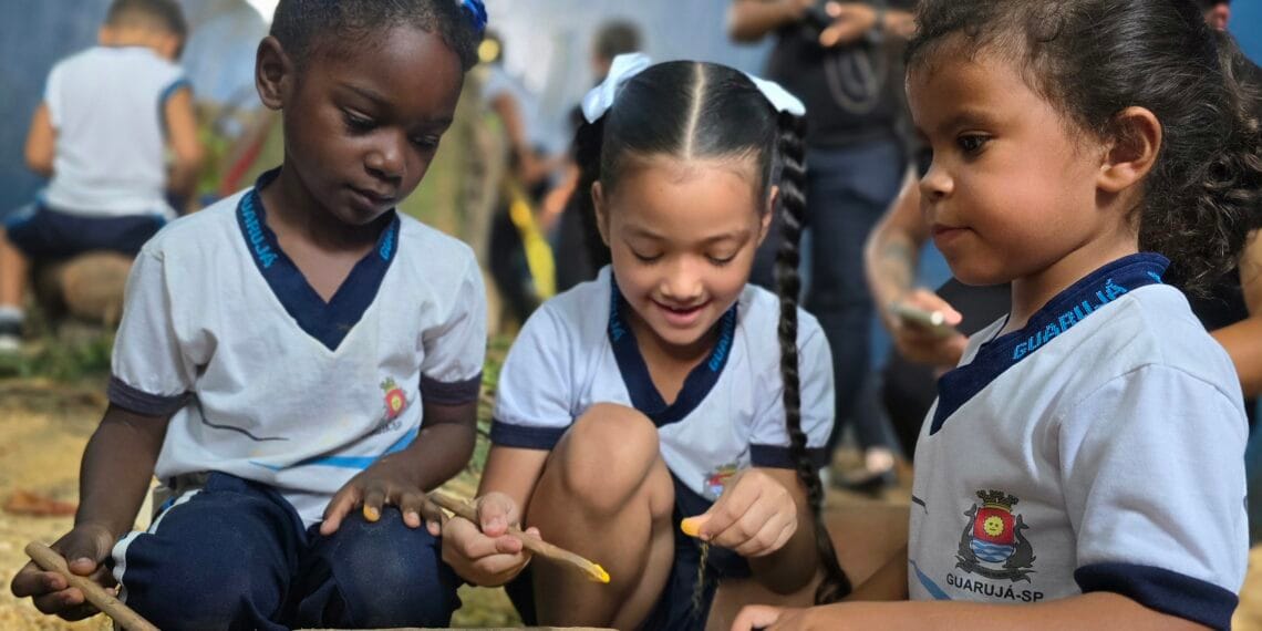 Guarujá inaugura pátio naturalizado em CRAS e integra espaço à escola municipal, ampliando áreas de convivência e aprendizado para crianças.