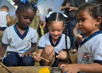 Guarujá inaugura pátio naturalizado em CRAS e integra espaço à escola municipal, ampliando áreas de convivência e aprendizado para crianças.