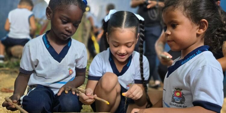 Guarujá inaugura pátio naturalizado em CRAS e integra espaço à escola municipal, ampliando áreas de convivência e aprendizado para crianças.