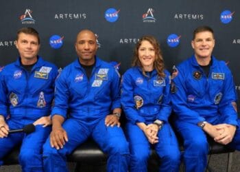 Actígrafo aparece em foto divulgada pela Nasa no pulso do astronauta Reid Wiseman, o primeiro da esquerda para a direita. Foto: Kim Shiflett/Nasa/Divulgação