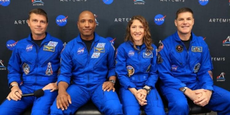 Actígrafo aparece em foto divulgada pela Nasa no pulso do astronauta Reid Wiseman, o primeiro da esquerda para a direita. Foto: Kim Shiflett/Nasa/Divulgação