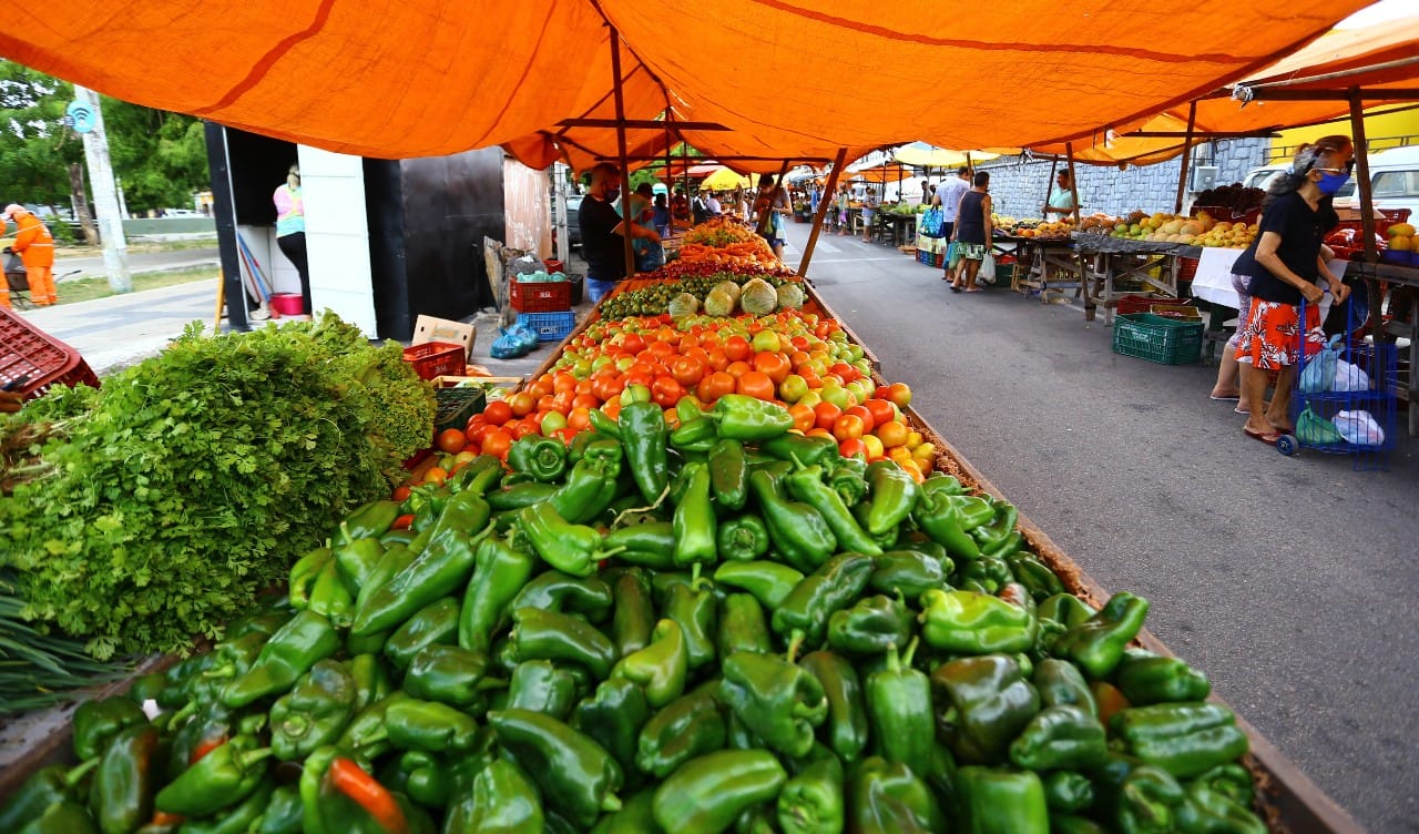 : Bancas cheias de verduras típicas e coloridas nas feiras livres em Fortaleza