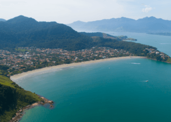 Praia de Barequeçaba com mar calmo e areia compacta em São Sebastião SP