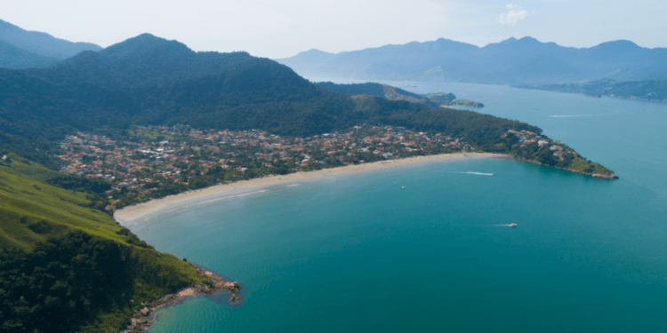 Praia de Barequeçaba com mar calmo e areia compacta em São Sebastião SP