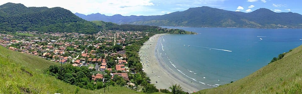 Praia de Barequeçaba com mar calmo e areia compacta em São Sebastião SP