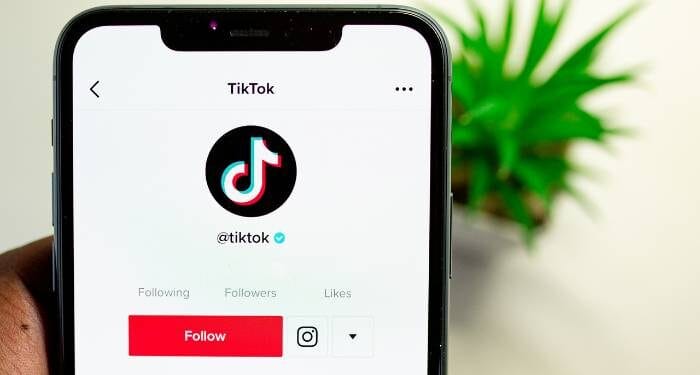 Como ganhar dinheiro no TikTok - criador de conteúdo gravando vídeo com smartphone