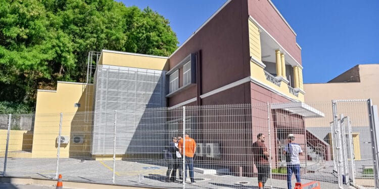 CRAS Vitória: endereços e telefones das 10 unidades, como agendar pelo app Vitória Online e como acessar Bolsa Família, Vitória Mais Igual, BPC e benefícios eventuais gratuitamente.