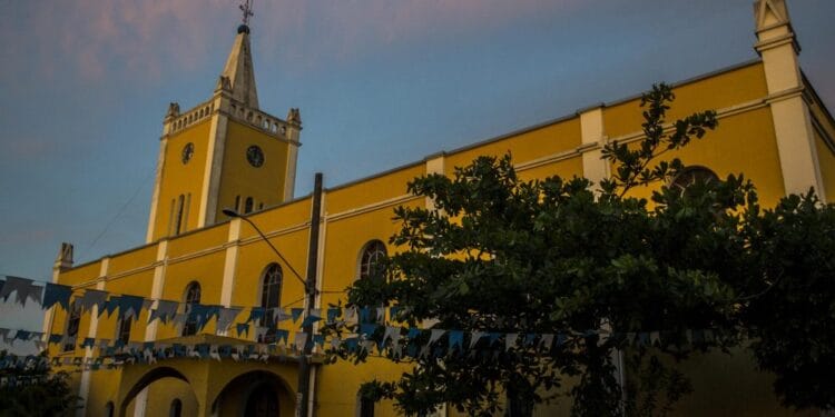 Igreja Matriz de Carapicuíba — Paróquia Nossa Senhora Aparecida desde 1952. Horários de missas, confissões, comunidades nos bairros e tudo sobre a paróquia da padroeira do Brasil.