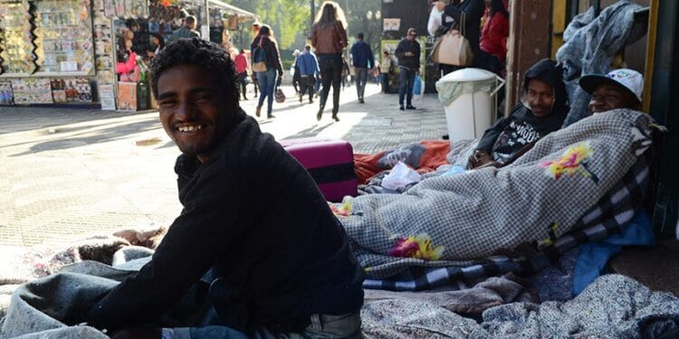 O que Fazer para Ajudar Pessoas em Situação de Rua? Benefícios, Direitos e Como Agir