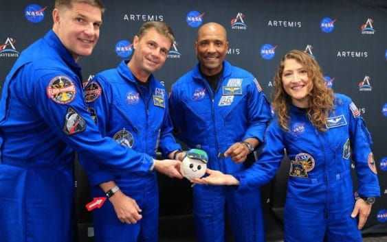 Dispositivo desenvolvido na USP aparece nas imagens divulgadas pela Nasa no pulso do astronauta Reid Wiseman (o segundo da esquerda para a direita). Foto: Kim Shiflett/Nasa/Divulgação