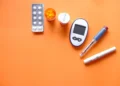 causas do diabetes tipo 2 infográfico com fatores de risco genéticos alimentares e sedentarismo