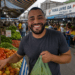 faça ele em uma foto horizontalizada fazendo compra na feira livre na penha em são paulo
